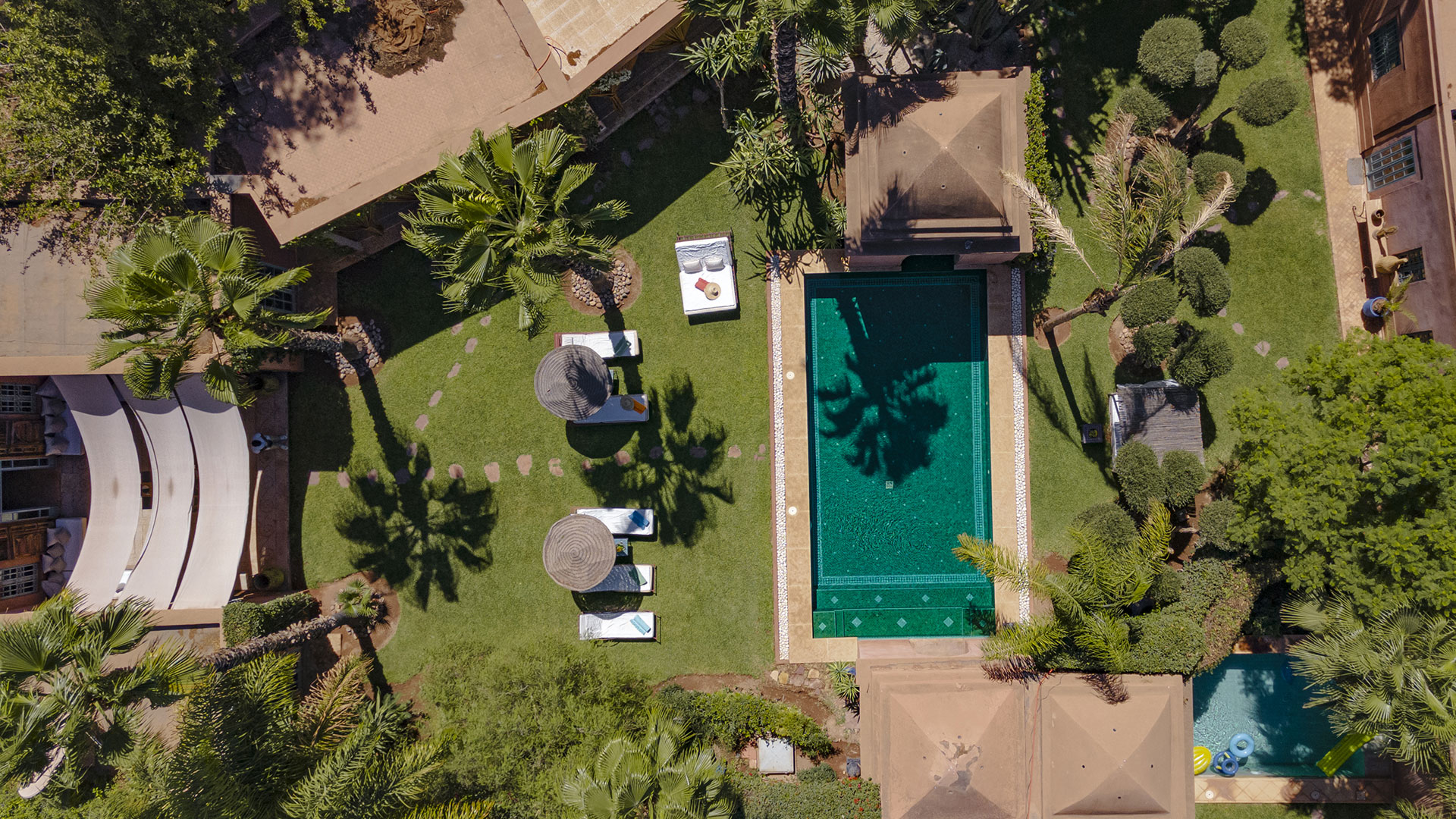 Les extérieurs de cette villa à Marrakech sont merveilleux.