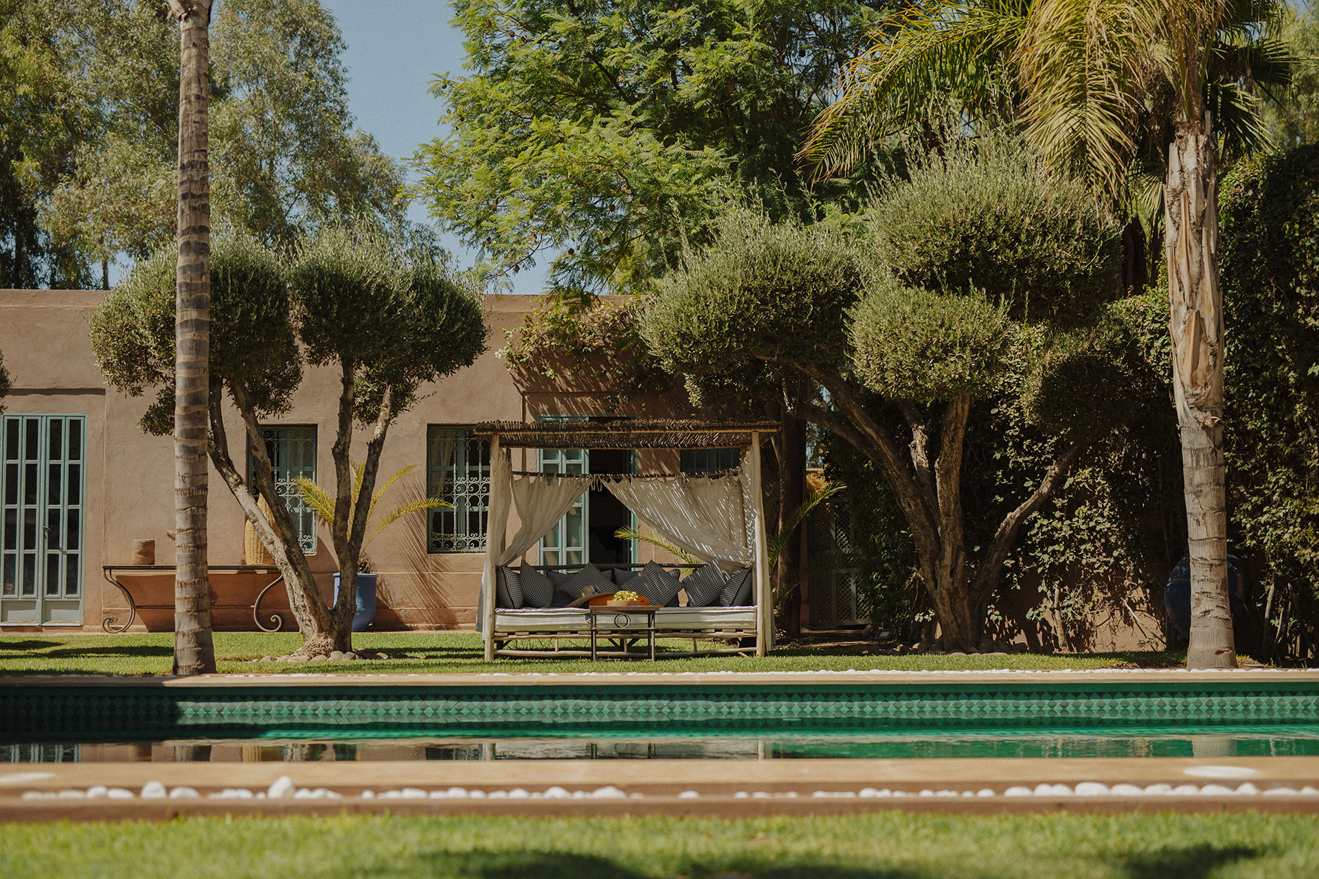 Les extérieurs de cette villa à Marrakech sont merveilleux.