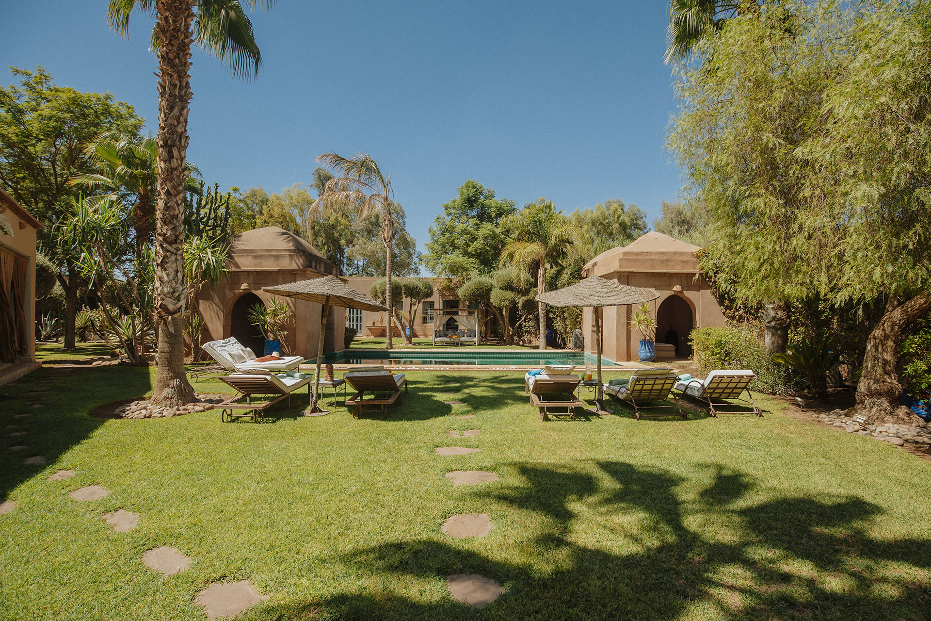 Les extérieurs de cette villa à Marrakech sont merveilleux.