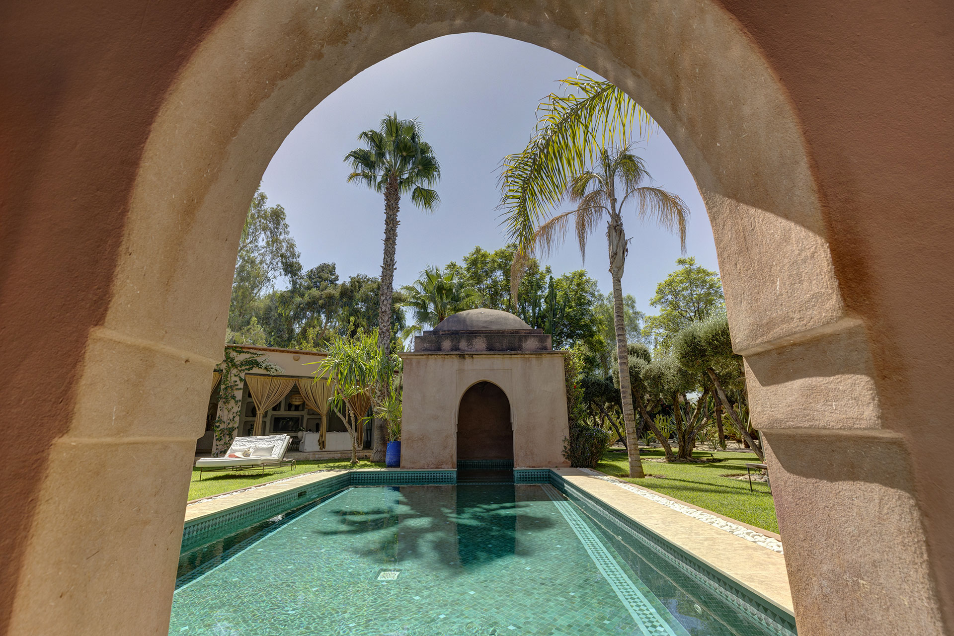 Les extérieurs de cette villa à Marrakech sont merveilleux.