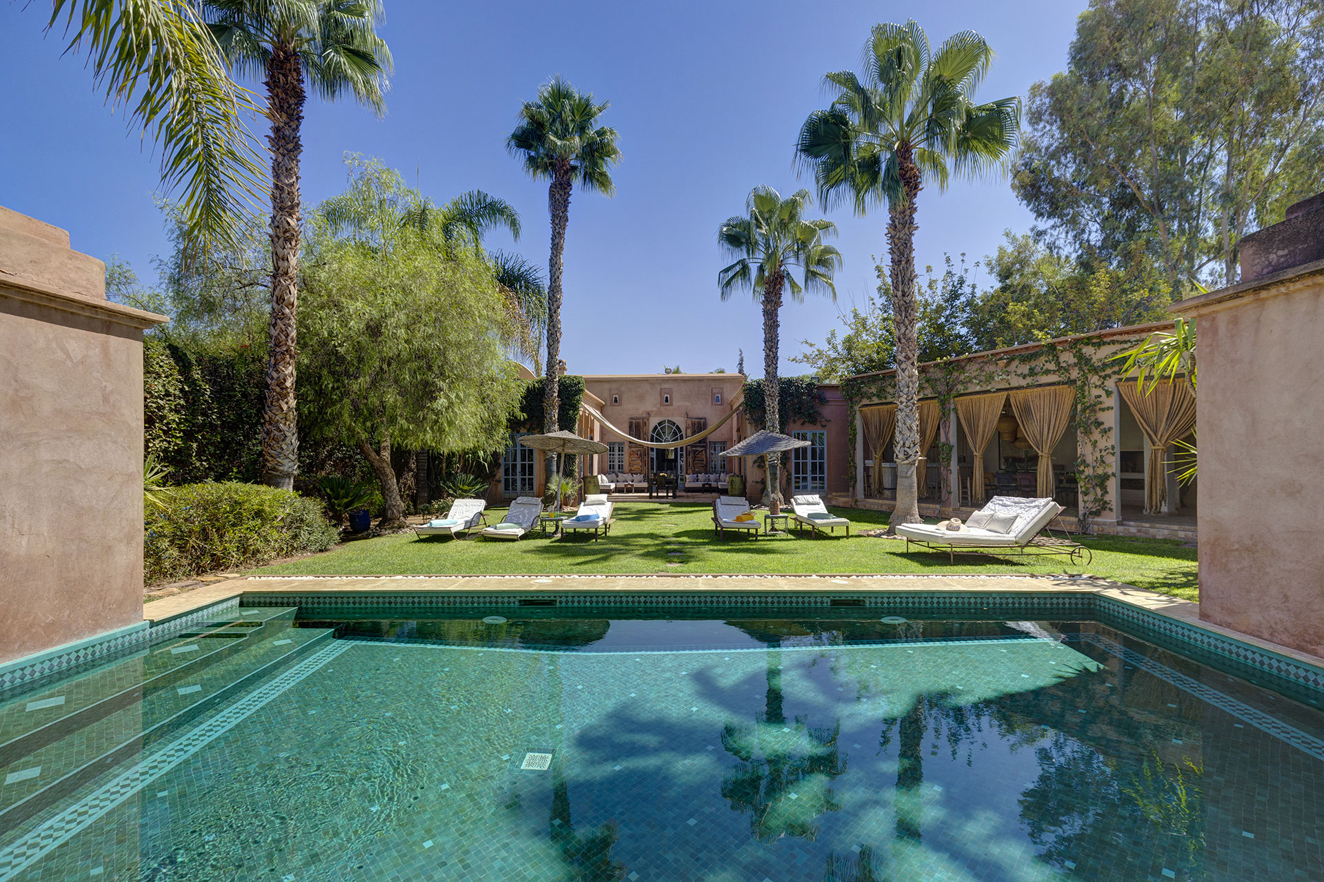 Les extérieurs de cette villa à Marrakech sont merveilleux.