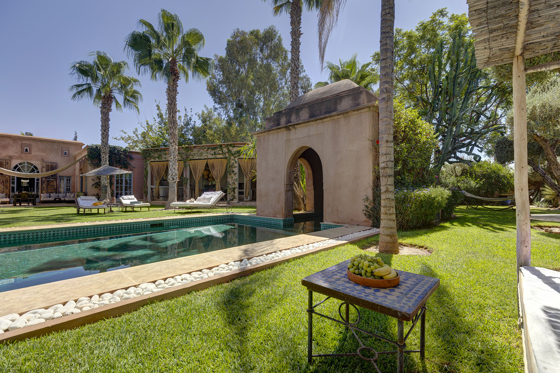 Les extérieurs de cette villa à Marrakech sont merveilleux.