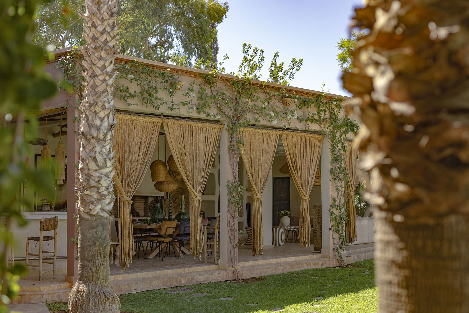 Les extérieurs de cette villa à Marrakech sont merveilleux.