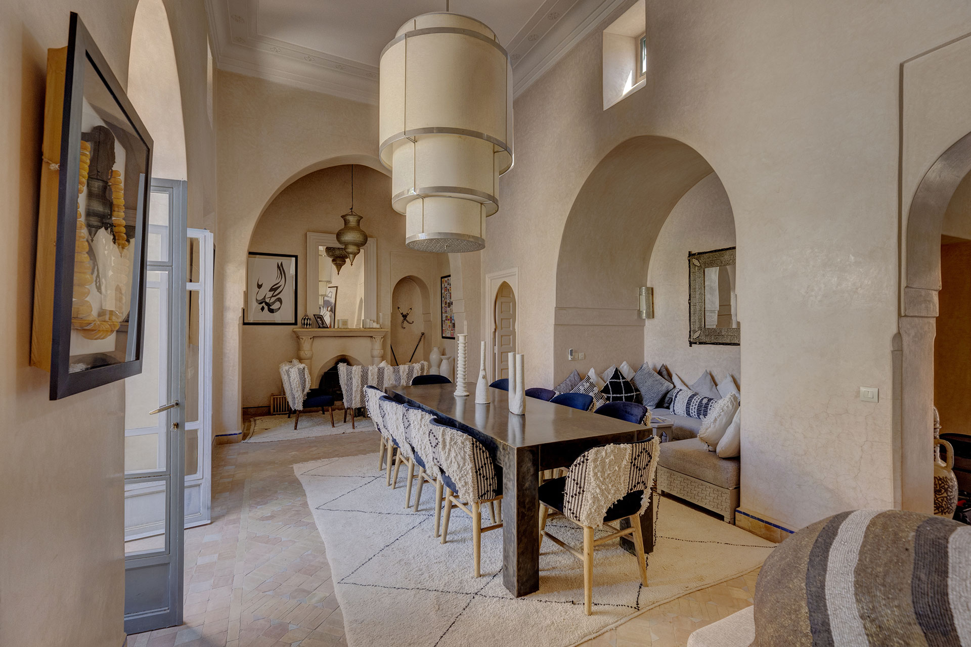 L'intérieur de cette villa à Marrakech comporte une salle à manger très confortable.